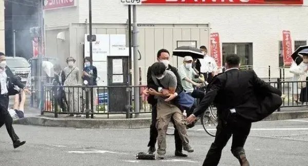 安倍听到第一声枪响后曾回头看，现场还有哪些细节值得关注？