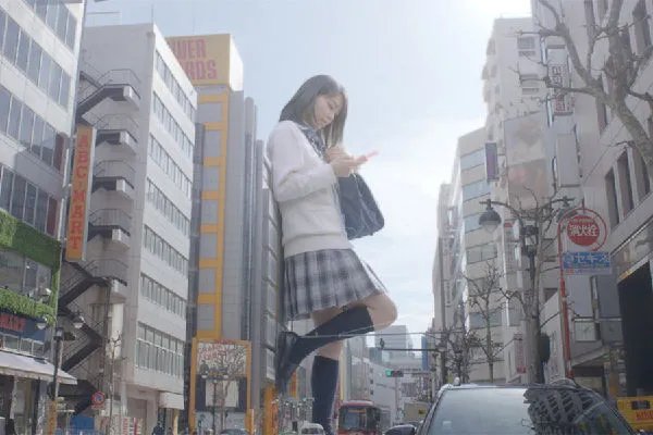 “东京女巨人”摄影作品 女巨人翘臀不惧泄露春光