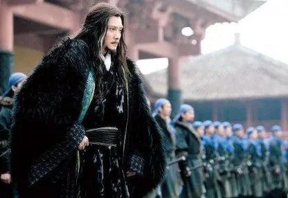 范增与项羽的关系如何？范增为其提供了哪些帮助？