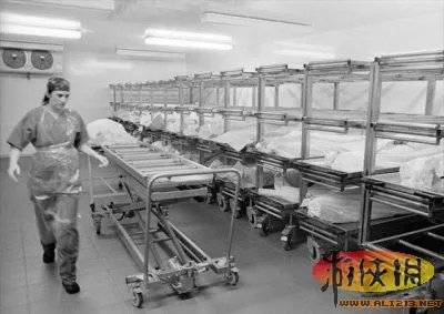 实拍法医解剖室解剖尸体的真实场面 恐怖震撼