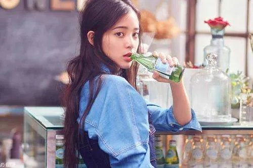 欧阳娜娜素颜那么美,为什么一化浓妆“丑”上热搜?