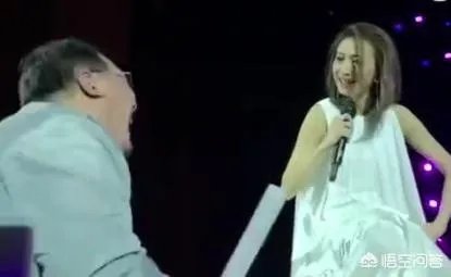 如何看待戴佩妮开演唱会尴尬的微笑？