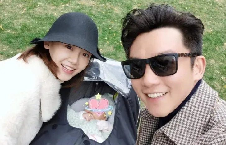 郑恺一家三口合照首次曝光，苗苗的状态如何？