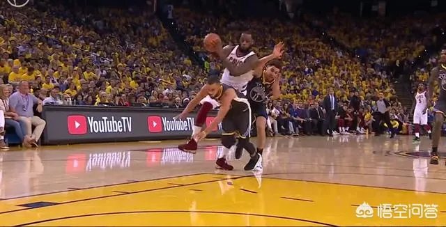 总决赛G2,明明是库里阻挡詹姆斯犯规，为什么裁判给了泰伦卢技术犯规？