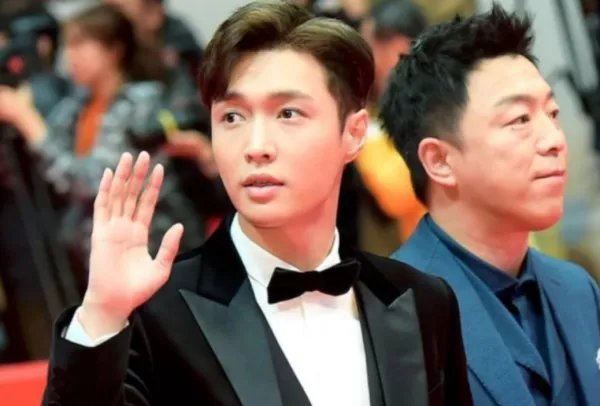 将要重蹈周立波覆辙时，黄渤如何拉张艺兴一把？