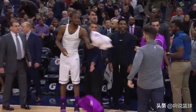 NBA球员都有哪些让人捧腹大笑的场面？