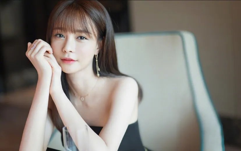 李艾素颜现身机场，与妆后的美艳状态差太远，娱乐圈中还有哪些妆前妆后差异较大的明星?