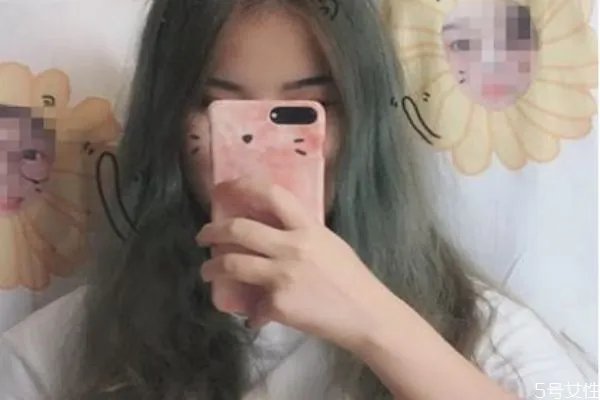 蓝黑色掉色后是什么颜色 蓝黑色头发褪色后图片