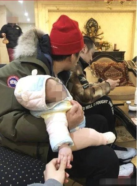 蒋劲夫与朋友聚会合照：依旧梳着小辫子状态很好