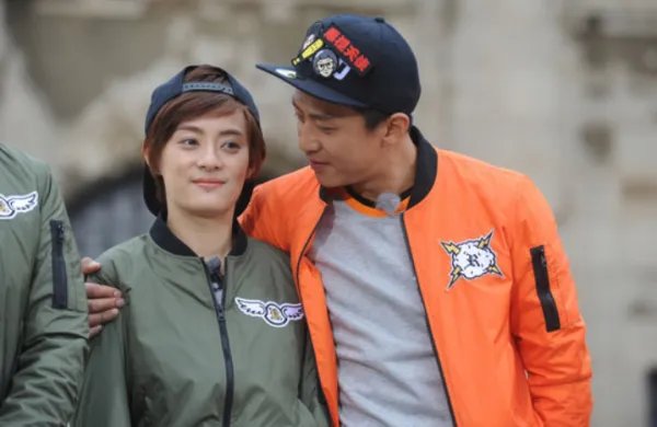 邓超孙俪金鸡奖现场比心被拍！为何会在网上引起众怒？