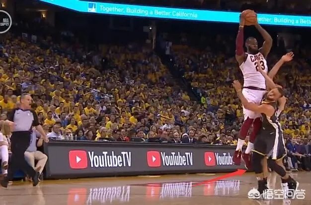 总决赛G2,明明是库里阻挡詹姆斯犯规，为什么裁判给了泰伦卢技术犯规？