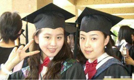 盘点小花毕业照，郑爽半截眉毛变路人，娜扎食堂吃饭戴墨镜，你认得出来吗？