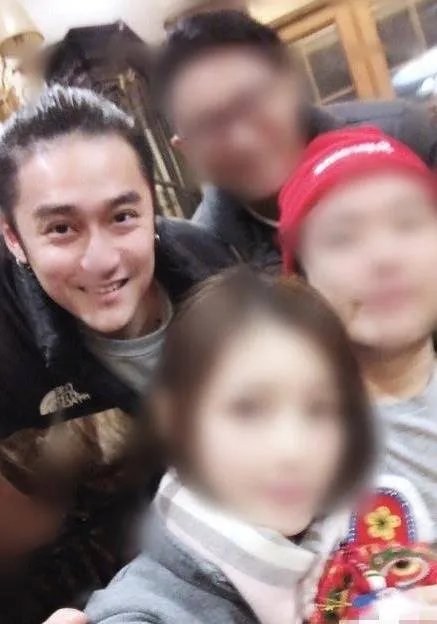 蒋劲夫与朋友聚会合照：依旧梳着小辫子状态很好