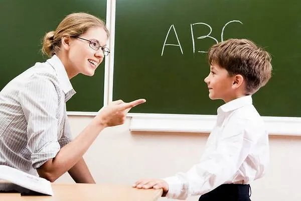 建议取消英语在中小学的主科地位，英语难学吗？