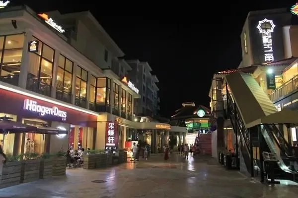 直击静态管理下的三亚：车流稀少，街上白马奔跑！三亚何时能解封？