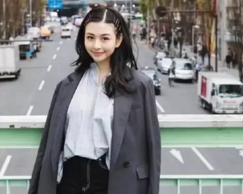 邱淑贞大女儿沈月近照出炉，这个姑娘如今出落成什么模样了？