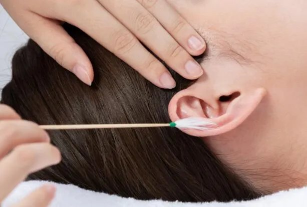 游泳时耳朵进水可用哪种方法排出  游泳耳朵进水单足跳跃和挖耳勺哪种排水更好