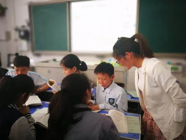 辱骂初一女生的教师是否值得原谅？