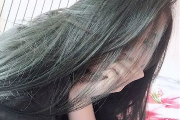 蓝黑色掉色后是什么颜色 蓝黑色头发褪色后图片