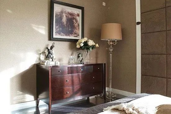 卧室床头挂画有讲究