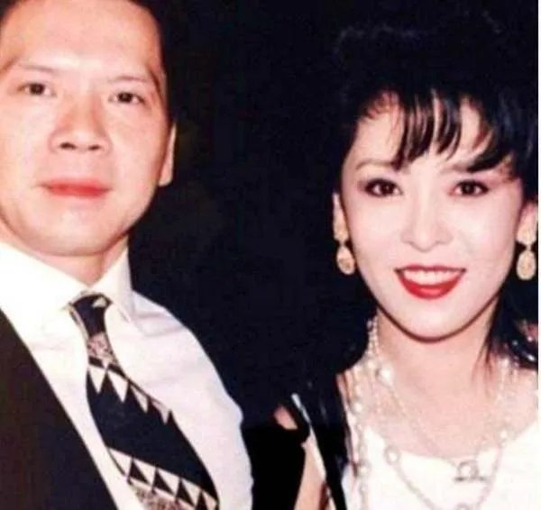 向华强唯一的亲生女儿是谁？现在结婚了吗?？