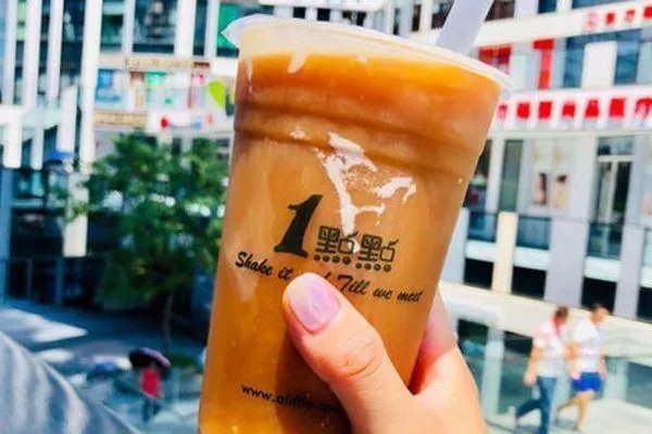 《说好不哭》MV中女主角工作的奶茶店一夜之间走红，真的值得去喝吗？