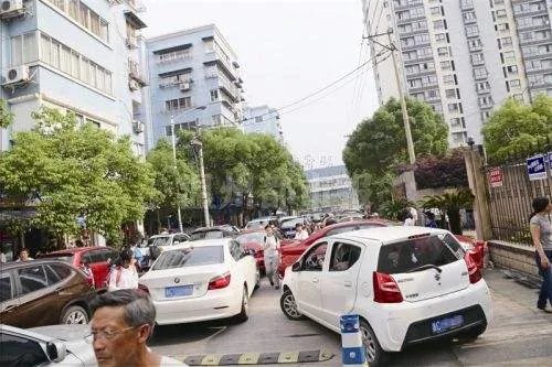 小区内乱停车谁来管