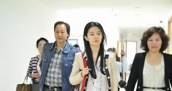 刘亦菲干爹是谁？
