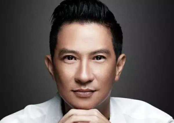 影帝梁家辉的妻子发福变胖，依然不离不弃，背后是什么原因？