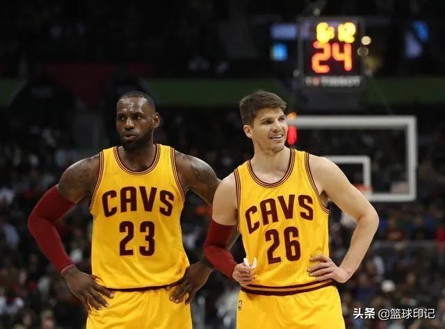 冲击总冠军！科沃尔一年260万加盟雄鹿！没人愿意跟詹姆斯做第二次队友？你怎么看？