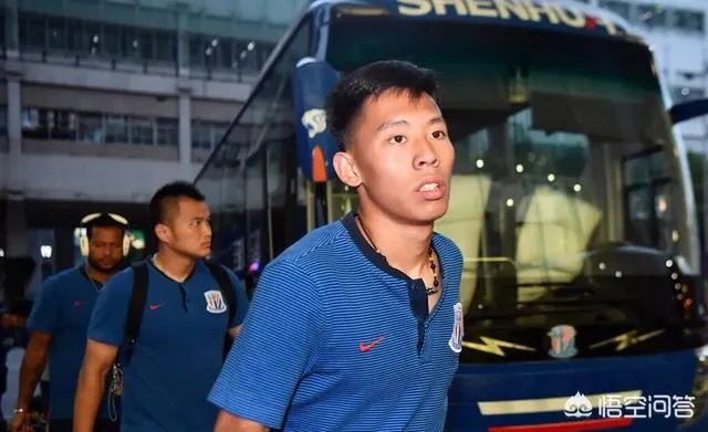 申花U19小将周俊辰，因在国青热身期间态度消极行为散漫被足协禁赛1年，你怎么看？