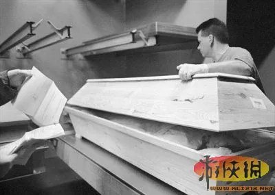 实拍法医解剖室解剖尸体的真实场面 恐怖震撼