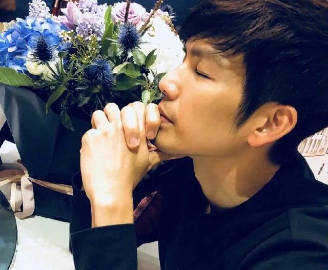 钟汉良晒生日蛋糕“艾特”何炅，为啥何老师的微博沦陷了？