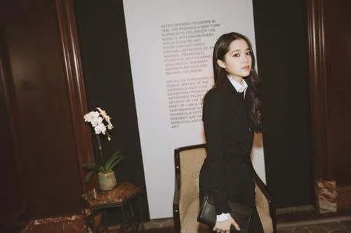 欧阳娜娜素颜那么美,为什么一化浓妆“丑”上热搜?