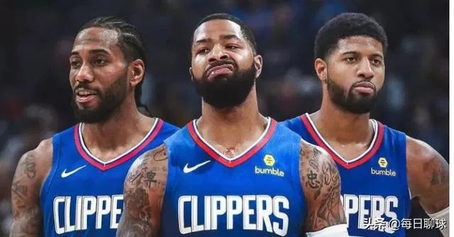 莫里斯抵达快船更衣室被记者围堵，小卡主动上前跟他打招呼，对此你怎么看？