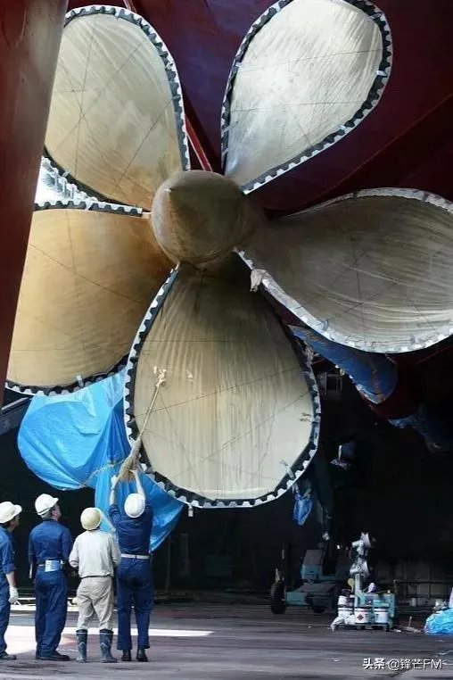 辽宁舰排水量6万多吨，055大驱才1万多吨，为何速度都是30节？