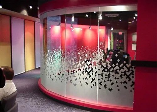 玻璃上贴膜有什么好处 才知道玻璃上贴膜比装窗帘好多了