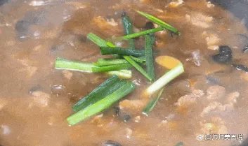 粉皮煮肉如何做，粉皮晶莹剔透，肉片嫩滑入味呢？