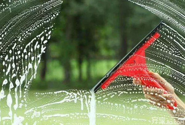 小窍门“到” 玻璃窗清洗原来如此简单