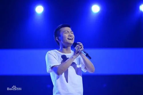 周深的《自己按门铃自己听》感觉他嗓子里装了音响，他的唱功有多厉害？