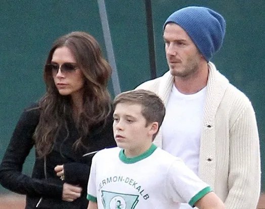 大卫贝克汉姆一家图片分享 小贝一家喜获“最时尚名人家庭”