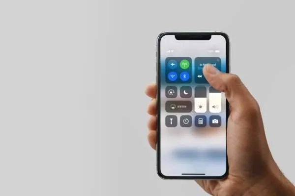 早已申请了折叠屏专利的苹果，为什么却没有会发布折叠 iPhone 的动作？