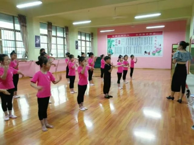 12岁女孩赢得全国街舞冠军，从小靠比赛奖金帮补家计，打动你的有哪些？