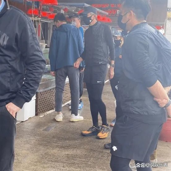 周润发街边小店用餐，满头白发难掩帅气，你对她最初的印象是什么？