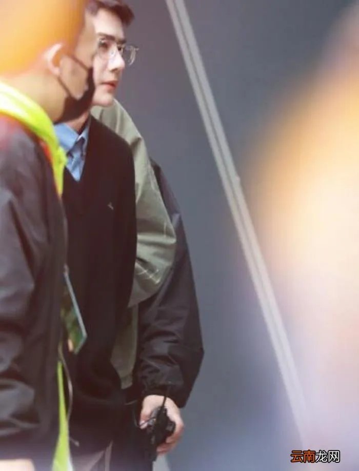 身穿休闲装阳光帅气 王一傅帅气图片