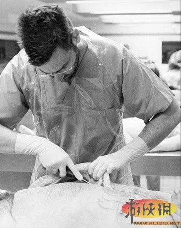 实拍法医解剖室解剖尸体的真实场面 恐怖震撼