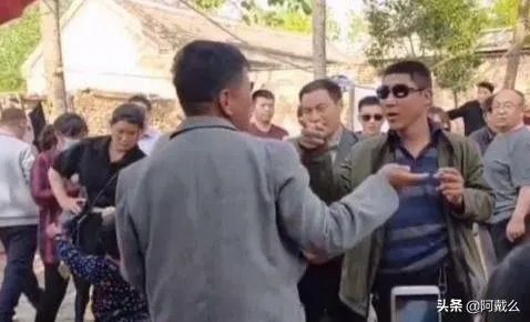 大衣哥家门被踹、村民借钱不还，他为什么还不离开农村？