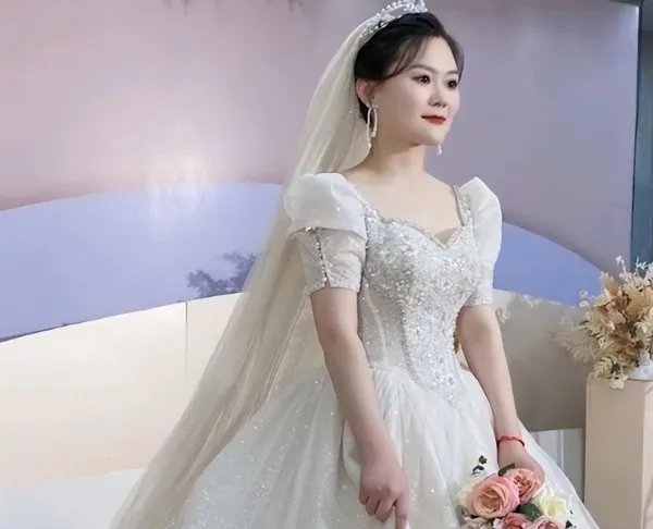 同小区3位新郎同名同姓同一天结婚,新郎新娘同名同姓同年同月同日生