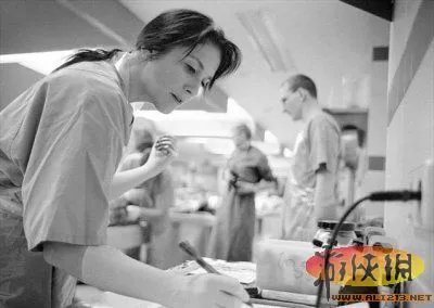 实拍法医解剖室解剖尸体的真实场面 恐怖震撼