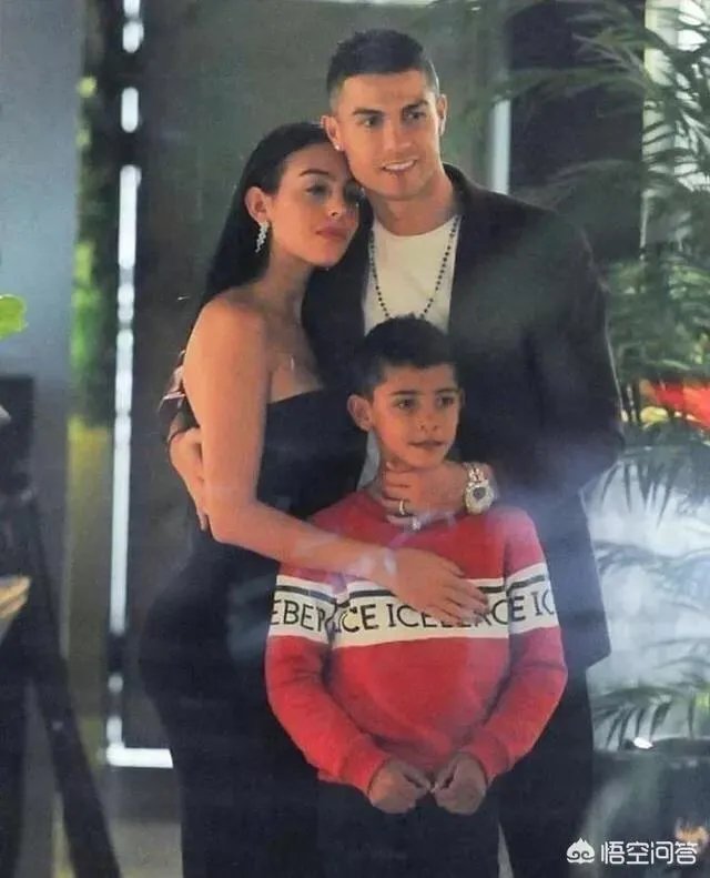 C罗花2.7万镑点两瓶红酒请女友吃饭，有人猜测其好事将近，求婚已成功，对此你怎么看？